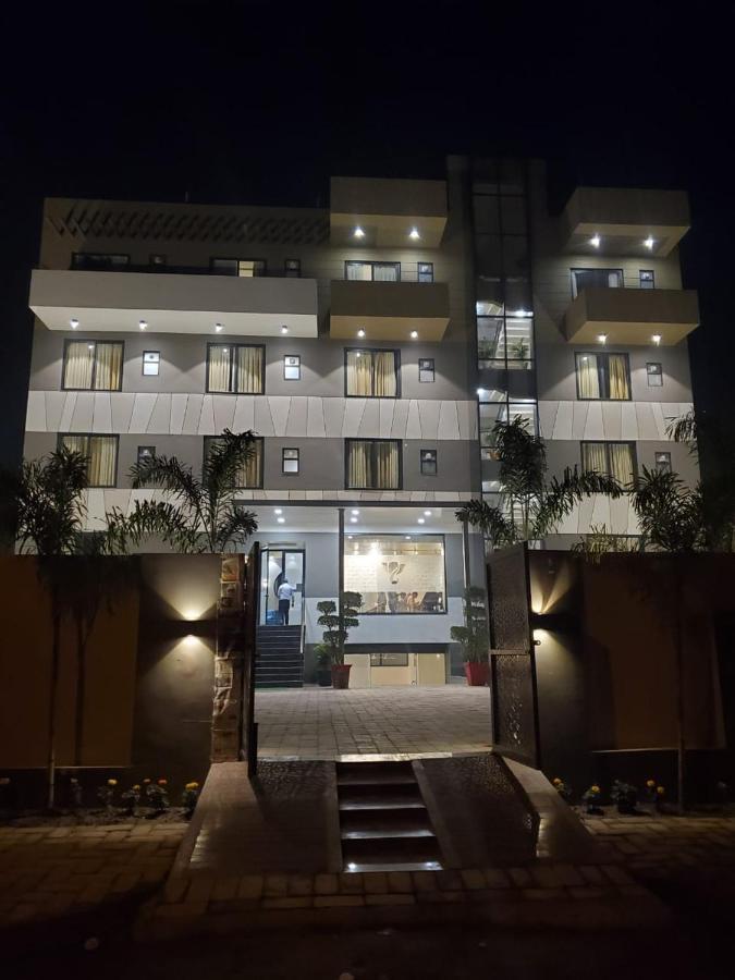 Hotel The Golf 1 Lucknow Ngoại thất bức ảnh