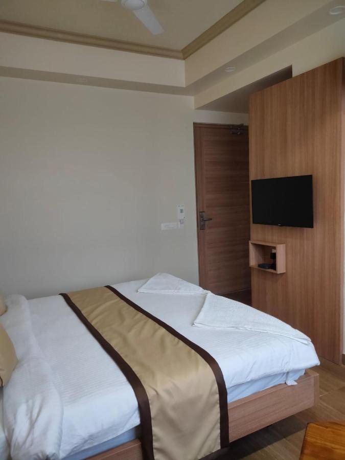 Hotel The Golf 1 Lucknow Ngoại thất bức ảnh